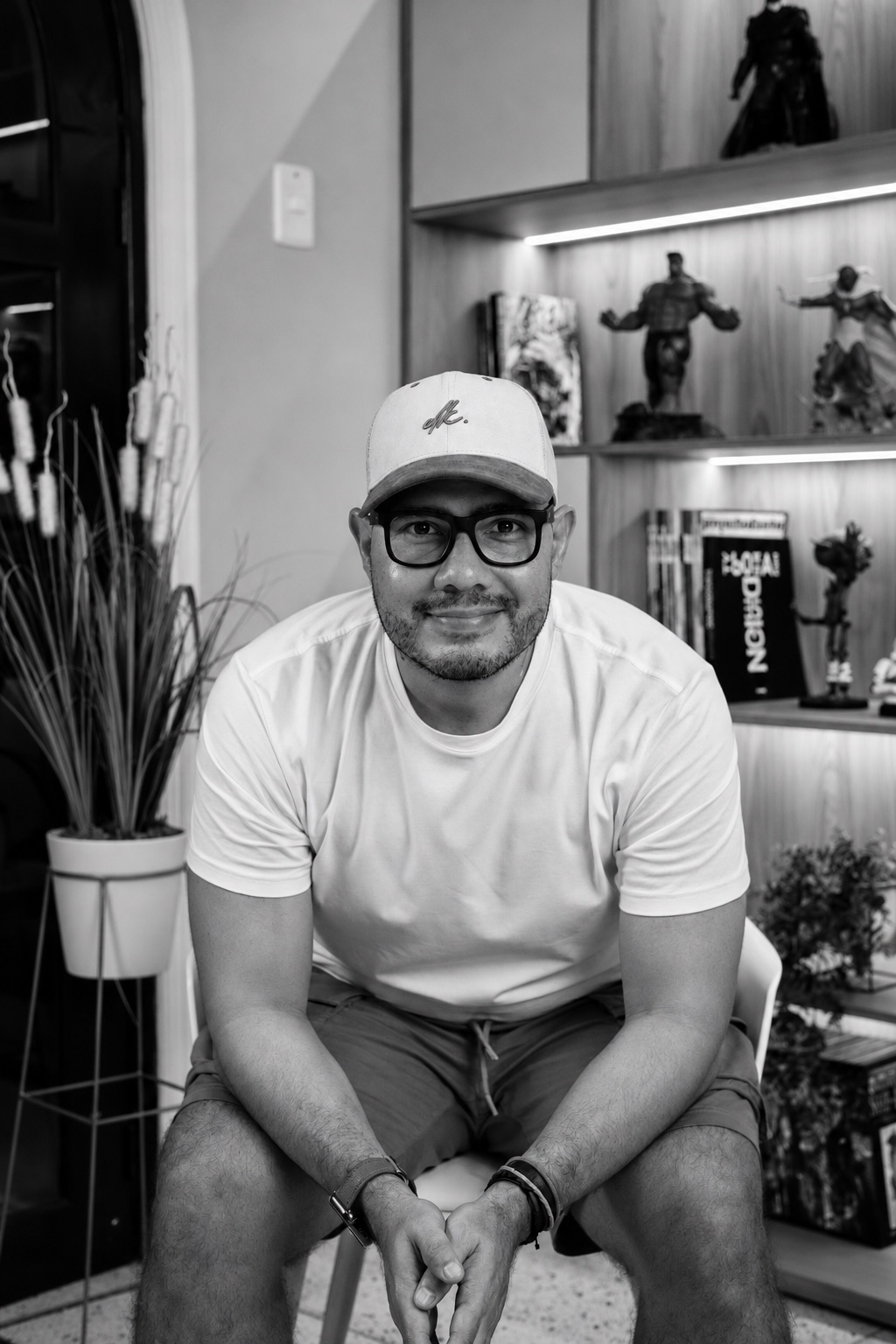 Retrato en blanco y negro de Edwin Sarmiento en su espacio de trabajo